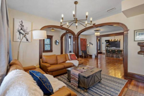 AC 9 BR 4BA Victorian Manor - 1 Block to Beach